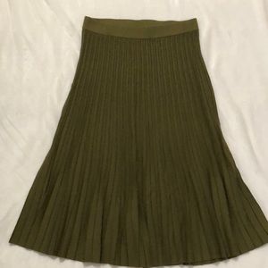 Ann Taylor olive green pleated skirt